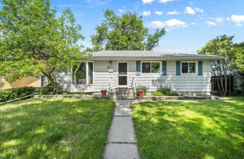 Southeast Calgary Casa | Spacious 3BR Southview Family Home , 14 Min to Airport, 8 Min to Downtown &Zoo
