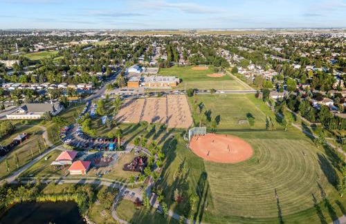Southeast Calgary Casa | Spacious 3BR Southview Family Home , 14 Min to Airport, 8 Min to Downtown &Zoo