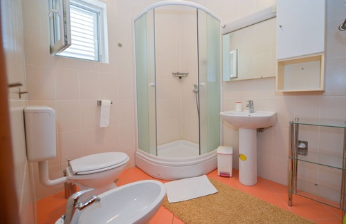 Novalja Apartamento | Spacious 4 Apartment for 5 Persons w 2 Terraces, 2 Bedrooms, 2 Bathrooms