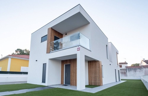 Lagoa de Albufeira Apartamento | Spacious 4-bedroom villa with pool near beach in amazing Lagoa de Albufeira