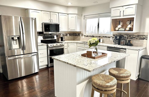 North Ogden Casa | Spacious 4 BD Mtn. Retreat with Stunning Views, Hot Tub, 75” TV, Kids Gym
