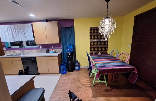 McLoughlin Casa | Spacious 4 bdm 2 bthrm townhome close to foodcarts and hospital in Oregon City.