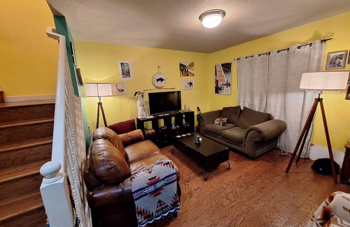 McLoughlin Casa | Spacious 4 bdm 2 bthrm townhome close to foodcarts and hospital in Oregon City.