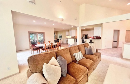 Fontana Casa | Spacious 4 BDR Home in Desirable Abbey Springs!