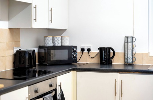 Thetford Casa | Spacious 4 Bdr House -WiFi / Parking /Near Thetford Town / 2nd TV room / Garage
