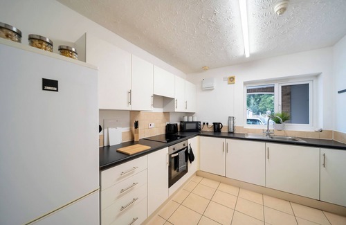 Thetford Casa | Spacious 4 Bdr House -WiFi / Parking /Near Thetford Town / 2nd TV room / Garage