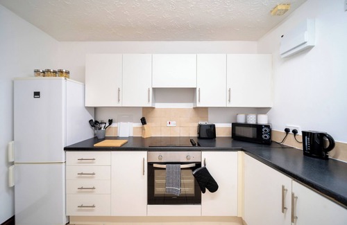 Thetford Casa | Spacious 4 Bdr House -WiFi / Parking /Near Thetford Town / 2nd TV room / Garage