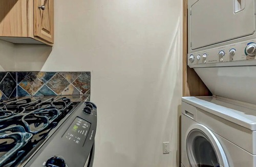 Pla-Vada Woodlands Casa | Spacious 4 bdrm + loft, Hot Tub, Game Room, Separate ADU, Ski Boreal, Sugar Bowl