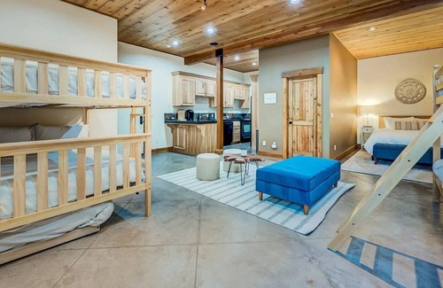 Pla-Vada Woodlands Casa | Spacious 4 bdrm + loft, Hot Tub, Game Room, Separate ADU, Ski Boreal, Sugar Bowl