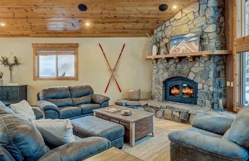 Pla-Vada Woodlands Casa | Spacious 4 bdrm + loft, Hot Tub, Game Room, Separate ADU, Ski Boreal, Sugar Bowl