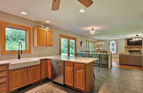 Waterbury Center Casa | Spacious 4 bed 2.5 bath Modern Colonial in Waterbury Center