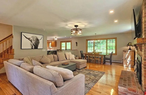 Waterbury Center Casa | Spacious 4 bed 2.5 bath Modern Colonial in Waterbury Center