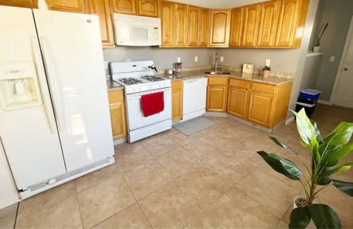 North Bergen Apartamento | Spacious 4 bed 2.5 bath close to NYC FREE Parking!