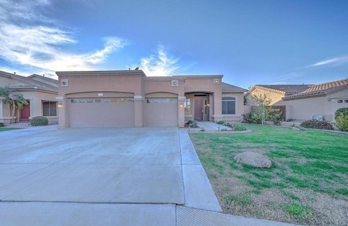 San Tan Ranch Casa | Spacious 4 bed 2 bath with Game Room and Hot Tub.