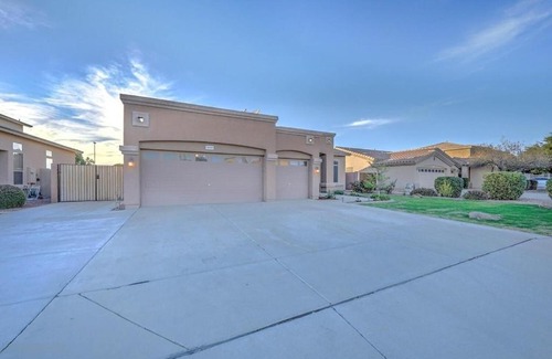 San Tan Ranch Casa | Spacious 4 bed 2 bath with Game Room and Hot Tub.