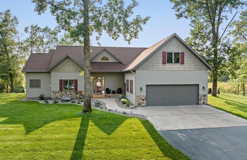 Breezy Point Casa | Spacious 4-Bed, 4-Bath 3.8 Acre Retreat On Pelican Lake!
