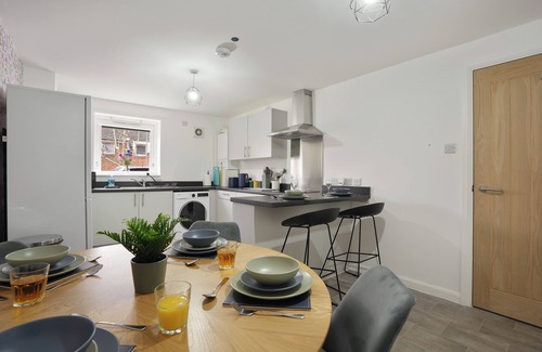 Sheffield Casa | Spacious 4 Bedroom House near City Centre - Free Parking & WIFI