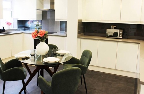 Two Mile Ash Casa | Spacious 4 Bed Home in Milton Keynes -free parking