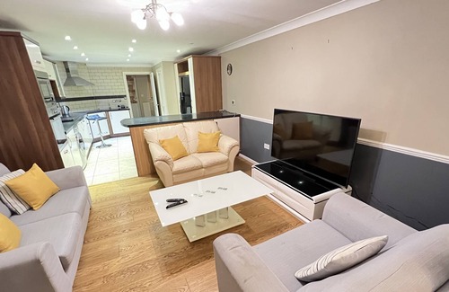 Sittingbourne Casa | Spacious 4 Bed House sleeps 8
