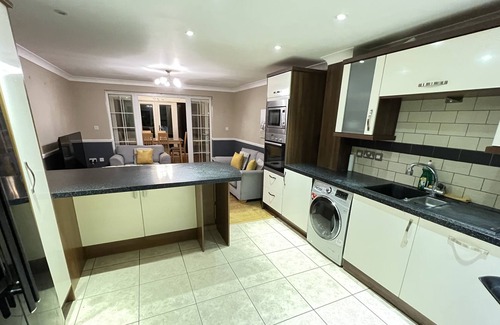 Sittingbourne Casa | Spacious 4 Bed House sleeps 8