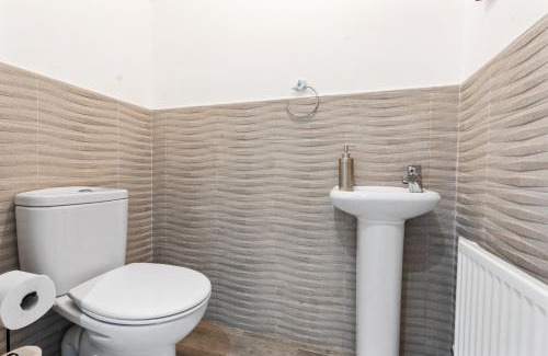 Manchester Casa | Spacious 4-Bed Home Near City Links