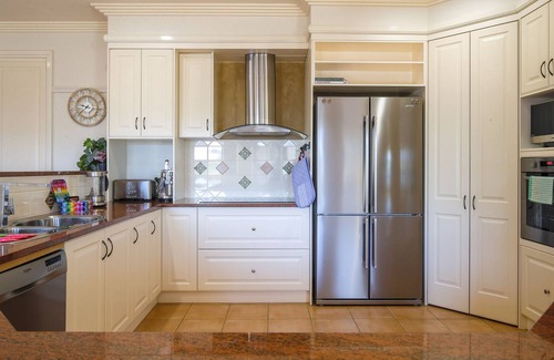 Surf Beach Casa | Spacious 4-Bed House with Outdoor Dining