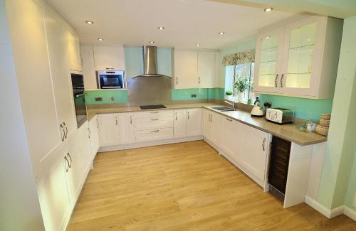 Winchester Casa | Spacious 4 Bed House in Winchester with Parking and Garden