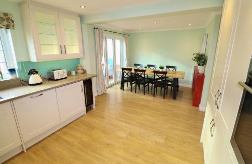 Winchester Casa | Spacious 4 Bed House in Winchester with Parking and Garden