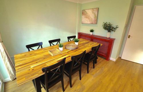 Winchester Casa | Spacious 4 Bed House in Winchester with Parking and Garden