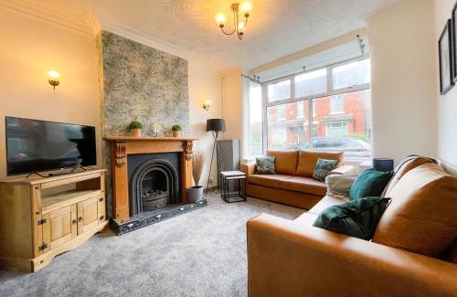 Crewe Casa | Spacious 4-Bed House in Crewe by 53 Degrees Property, Long-term discounts, Ideal for Contractors - FREE Parking - Sleeps 8