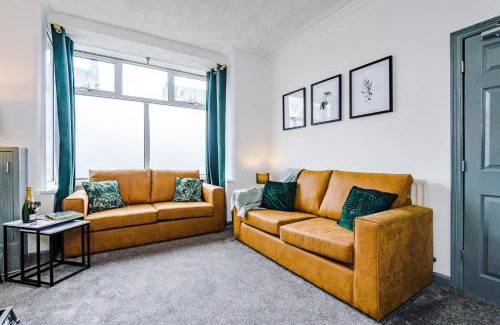 Crewe Casa | Spacious 4-Bed House in Crewe by 53 Degrees Property, Long-term discounts, Ideal for Contractors - FREE Parking - Sleeps 8