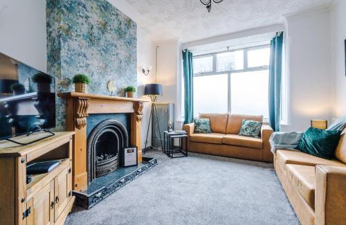 Crewe Casa | Spacious 4-Bed House in Crewe by 53 Degrees Property, Long-term discounts, Ideal for Contractors - FREE Parking - Sleeps 8
