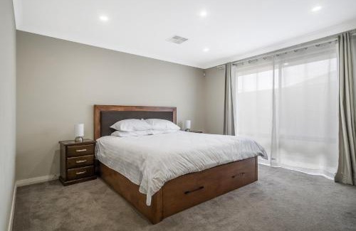 Byford Casa | Spacious 4-Bed House with Outdoor Area