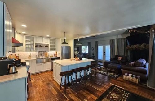 Easton Casa | Spacious 4 Bed + Lakes + ATV trails!