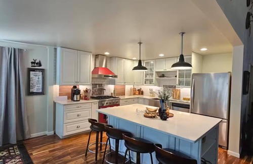 Easton Casa | Spacious 4 Bed + Lakes + ATV trails!