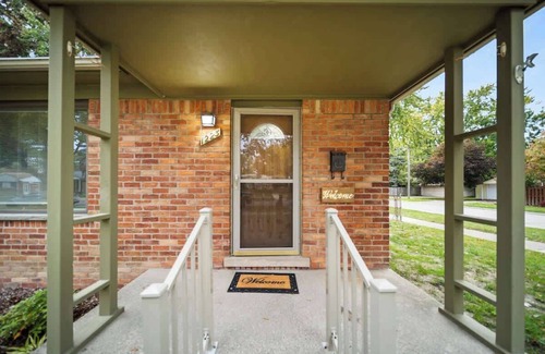 Clawson Casa | Spacious 4 Bed Room Haven in Clawson Near Bham