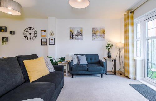 Crewe Casa | Spacious 4-Bed Townhouse in Crewe by 53 Degrees Property, Ideal for Contractors & Business, FREE Parking