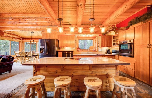 Colorado Springs Casa | Spacious 4-bedroom log cabin in beautiful Colorado Springs with fitness room