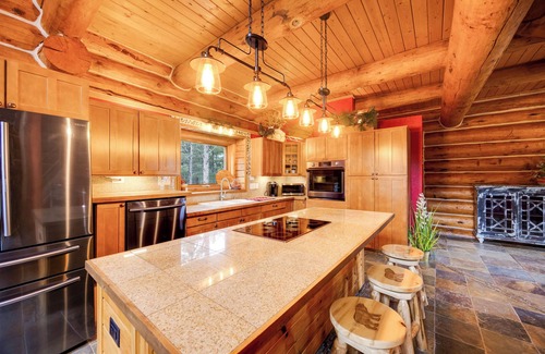 Colorado Springs Casa | Spacious 4-bedroom log cabin in beautiful Colorado Springs with fitness room