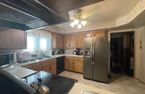 Sterling Heights Casa | Spacious 4 bedroom 7 beds house with AC, WiFi in welcoming Sterling Heights
