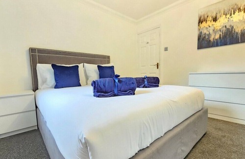 Pettits Casa | Spacious 4 Bedroom, Free Parking, Sleeps 7