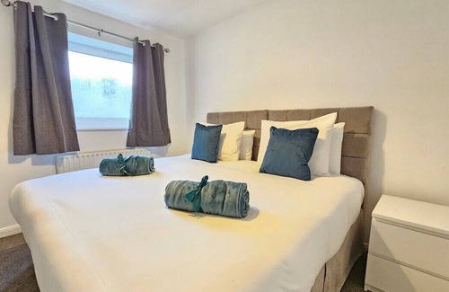 Pettits Casa | Spacious 4 Bedroom, Free Parking, Sleeps 7