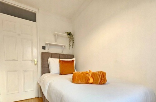 Pettits Casa | Spacious 4 Bedroom, Free Parking, Sleeps 7