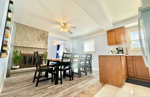 Madison Heights Casa | Spacious 4-bedroom house in fabulous Madison Heights with WiFi, AC, fitness room