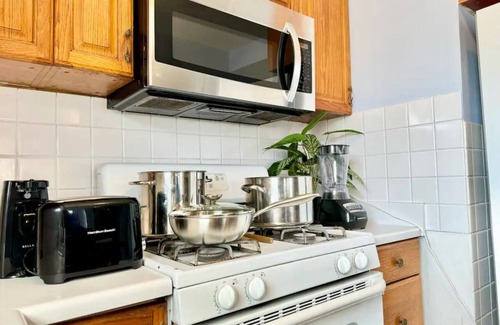 Madison Heights Casa | Spacious 4-bedroom house in fabulous Madison Heights with WiFi, AC, fitness room