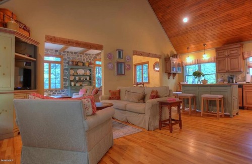 Southfield Casa | Spacious 4-bedroom house in peaceful Southfield with AC, WiFi and more!