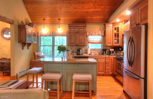 Southfield Casa | Spacious 4-bedroom house in peaceful Southfield with AC, WiFi and more!