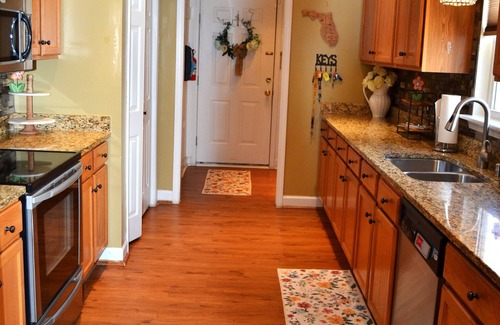 Elizabeth City Casa | Spacious 4-bedroom home with country charm in Elizabeth City.