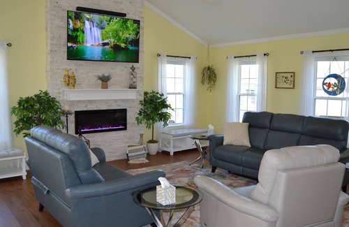 Elizabeth City Casa | Spacious 4-bedroom home with country charm in Elizabeth City.