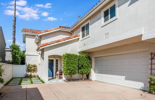 North Redondo Casa | Spacious 4-bedroom townhome with AC, WiFi in serene Redondo Beach
